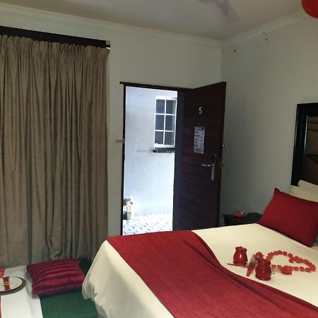 Suits Guest House & Bar Carletonville エクステリア 写真