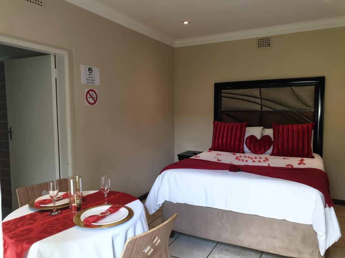 Suits Guest House & Bar Carletonville エクステリア 写真