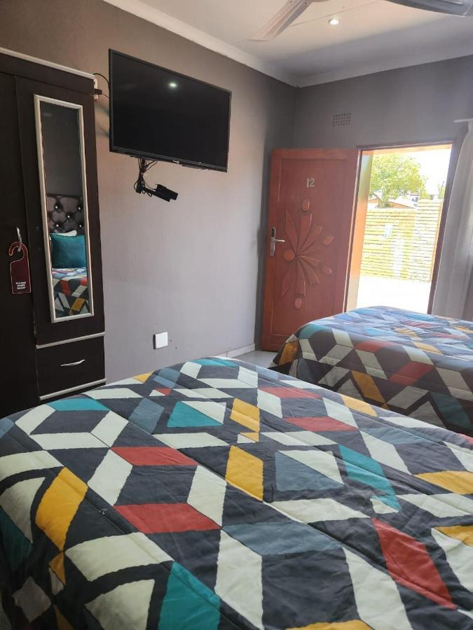 Suits Guest House & Bar Carletonville エクステリア 写真