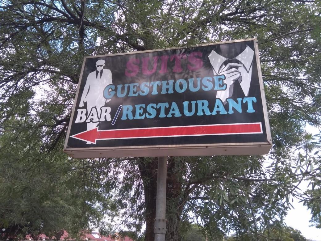 Suits Guest House & Bar Carletonville エクステリア 写真